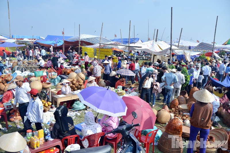 Chiều 14/2 (mồng 7 tháng Giêng) hàng nghìn người đổ về chợ Viềng (Trung Thành, Vụ Bản, Nam Định) “mua may bán rủi” trong phiên chợ chỉ họp một lần trong năm.