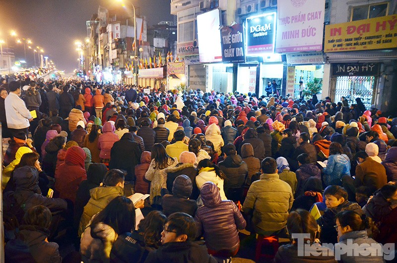Tối 15/2 (mùng 8 tháng Giêng), hàng nghìn người ngồi dưới đường Tây Sơn phía trước cổng chùa Phúc Khánh (Hà Nội) để làm lễ dâng sao giải hạn và cầu bình an cho gia đình.