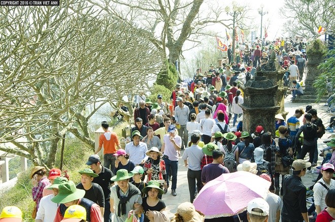 Được mệnh danh là “đất tổ Phật giáo Việt Nam” nên cứ mỗi dịp Tết đến xuân về, khách thập phương lại rủ nhau hành hương về Yên Tử để cầu phúc cho gia đình.