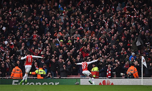 Những khoảnh khắc vui mừng như khi Welbeck ghi bàn giúp CĐV Arsenal vơi bớt nỗi buồn từ cơn khát danh hiệu lớn kéo dài gần 12 năm qua. Ảnh: Reuters.