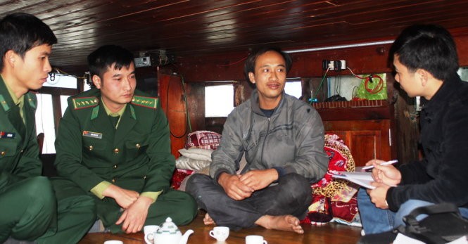 Chủ tàu Nguyễn Văn Toán trao đổi với BĐBP và báo chí