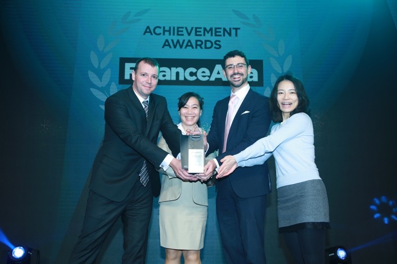 Đại diện Home Credit nhận giải thưởng “Giao dịch tốt nhất năm 2015” do tạp chí FinanceAsia trao tặng.