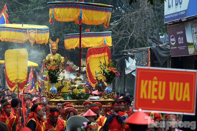 Ngày 11 tháng Giêng Âm lịch hàng năm, người dân thôn Thụy Lôi, xã Thụy Lâm, huyện Đông Anh, TP Hà Nội lại sống trong không khí tưng bừng của lễ hội rước vua sống.