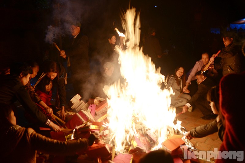 Tối 18/12 (11 tháng Giêng) nhiều người dân Yên Nghĩa (Hà Đông, Hà Nội) lại cùng nhau kéo về đình làng để xin lửa lấy may ngày đầu năm.