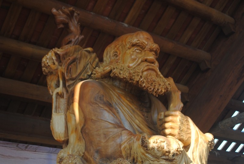 Những đường điêu khắc tinh xảo cùng với đường vân tự nhiên của gỗ làm nên bức tượng Bồ Đề Đạt Ma lớn nhất Việt Nam.