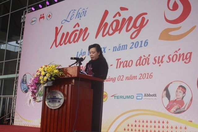 Bà Nguyễn Thị Kim Tuyến-Bộ Trưởng Bộ Y Tế,trưởng ban chỉ đạo quốc gia vận động hiến máu tình nguyện phát biểu tại lễ khai mạc.