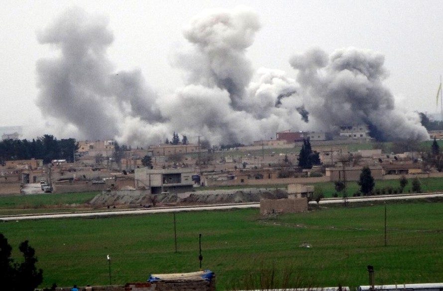 Thành phố Tal Abyad của Syria bị pháo kích ngay sau khi lệnh ngừng bắn có hiệu lực. (Ảnh: AFP)