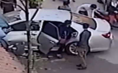 Hình ảnh từ camera do người dân cung cấp cho thấy cô gái tên Phương Anh bước ra từ ghế sau của xe ô tô. (Ảnh cắt từ clip).