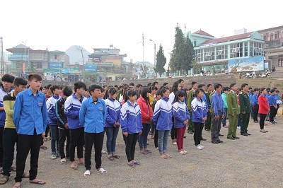 Các bạn học sinh, đoàn viên thanh niên của huyện Sìn Hồ đã có mặt từ rất sớm để tham dự chương trình.