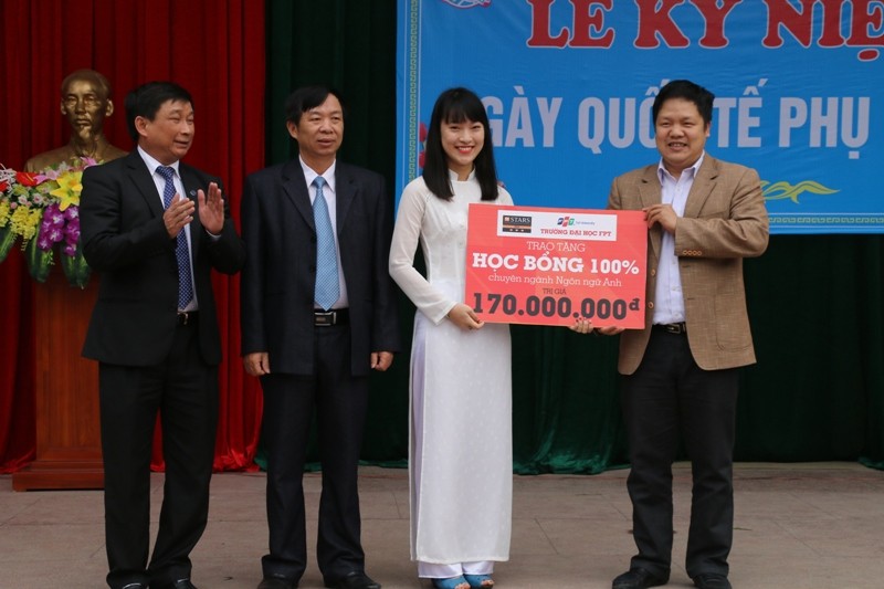 Đại diện trường ĐH FBT trao học bổng 170 triệu đồng cho Khánh Vy.