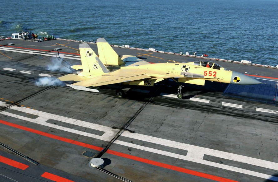 Một chiếc máy bay chiến đấu J-15 đang đậu trên tàu sân bay đầu tiên của Trung Quốc – Liêu Ninh (nguồn ảnh: Tân Hoa Xã).