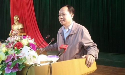 Bí thư Tỉnh ủy Thanh Hóa Trịnh Văn Chiến trả lời các ý kiến của ngư dân tại buổi đối thoại sáng 7/3. Ảnh: Hoàng Lam.