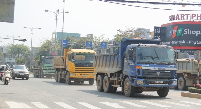 Xe ben, xe tải chở khoáng sản chạy trên đường Cách mạng tháng 8.
