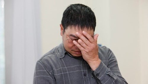 Cựu binh Gạc Ma Nguyễn Văn Thống bật khóc trong buổi giao lưu. 