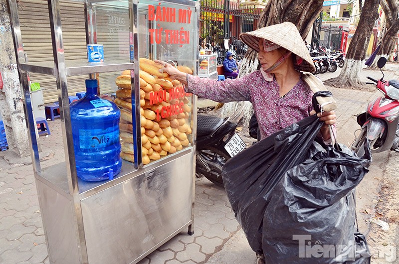 Hơn 1 tuần nay, thùng bánh mỳ từ thiện của chị Mai Ngọc và những người bạn được đặt ngoài vỉa hè đường Trần Nhân Tông, Hà Nội (đối diện Công viên Thống Nhất, ngã ba Trần Nhân Tông – Nguyễn Đình Chiểu), nhằm giúp những người nghèo qua cơn đói bụng.