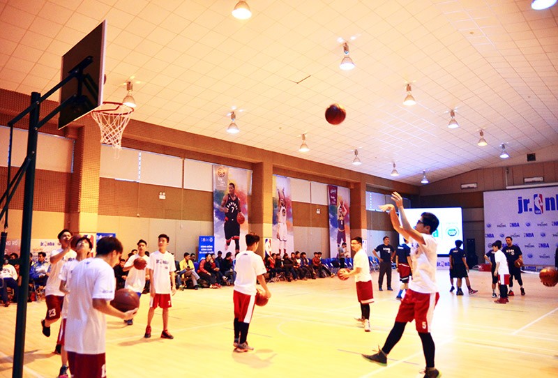 Hơn 4.500 trẻ em tham gia chương trình bóng rổ phát triển tài năng trẻ thuộc Hiệp hội bóng rổ nhà nghề Mỹ.