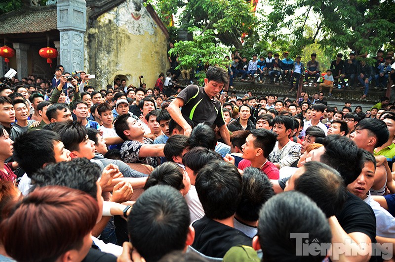 Hàng trăm trai tráng tranh nhau cướp bông ở Hà Nội