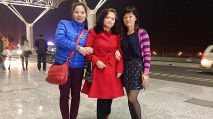 Chị Thu Trang (áo xanh) chụp ảnh cùng bà Hạnh và chị Vân. Ảnh: NVCC.