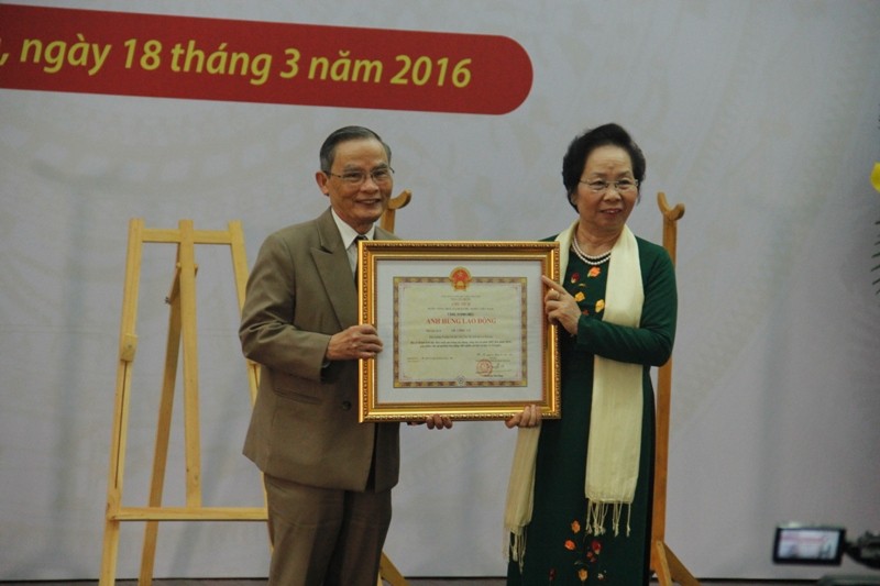 Phó Chủ tịch nước Nguyễn Thị Doan trao tặng danh hiệu Anh hùng lao động cho NGƯT Lê Công Cơ. Ảnh: Thanh Trần.