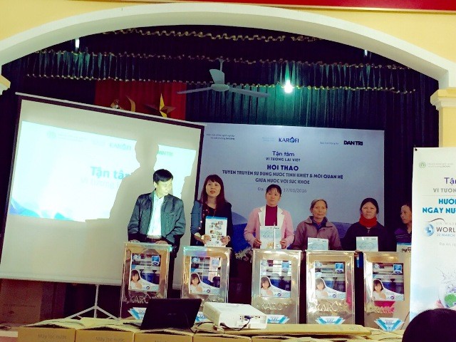 Đại diện Công ty CP Karofi Việt Nam trao quà cho bà con nghèo xã Đại An.