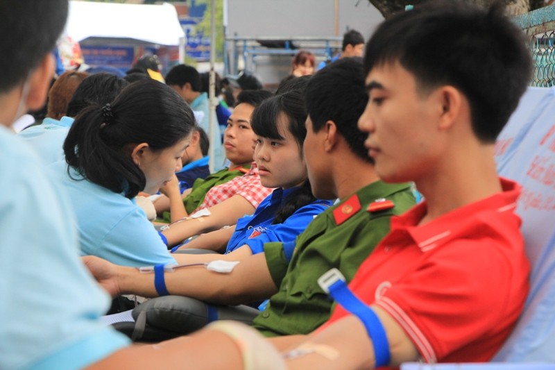 Đoàn viên thanh niên tham gia hiến máu tình nguyện trong Ngày Đoàn viên được tổ chức tại Công viên văn hóa Lê Thị Riêng