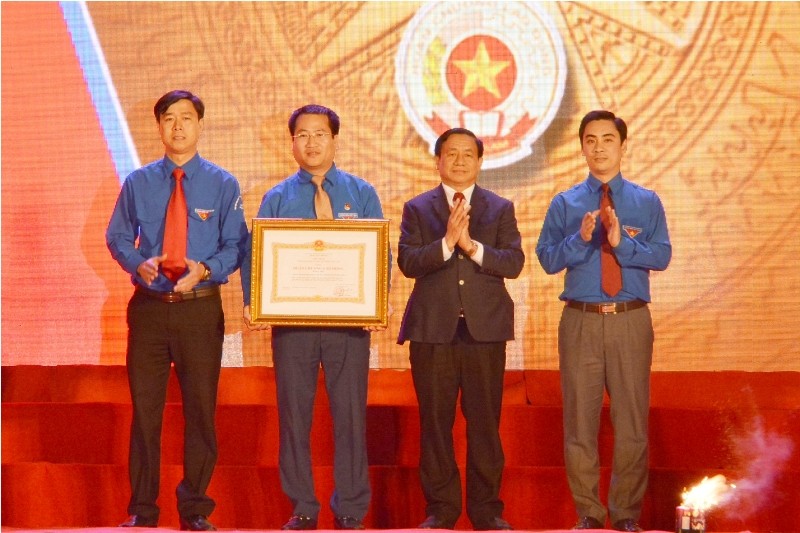 Uỷ viên BCH TƯ Đảng - Bí thư Tỉnh ủy - Chủ tịch UBND tỉnh Lê Đình Sơn trao tặng Huân chương lao động hạng Nhất cho Tỉnh Đoàn Hà Tĩnh.