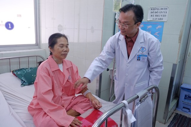 Bác sĩ Thái An khám cho bệnh nhân sau ca phẫu thuật tim bằng phương pháp phẫu thuật xâm lấn tối thiểu. Ảnh: Quốc Ngọc