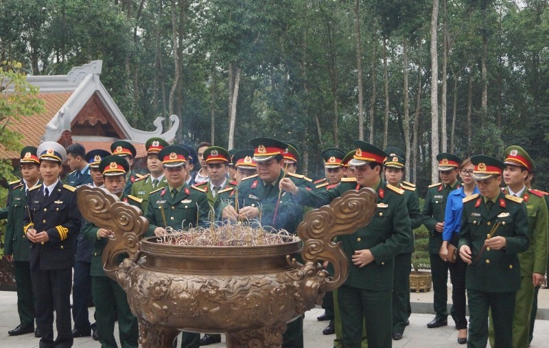 Lãnh đạo Ban Thanh niên Quân đội, Đoàn Thanh niên Bộ Công an và các đại biểu thanh niên tiêu biểu trong Quân đội và Công an năm 2015 dâng hương tưởng nhớ Chủ tịch Hồ Chí Minh.