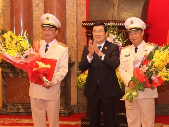 Chủ tịch nước Trương Tấn Sang trao quyết định thăng cấp bậc hàm Thượng tướng và tặng hoa chúc mừng Thứ trưởng Nguyễn Văn Thành và Thứ trưởng Phạm Dũng. 