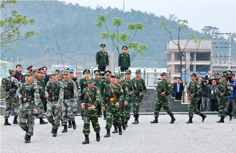 Bộ trưởng Quốc phòng Việt - Trung chứng kiến tuần tra chung