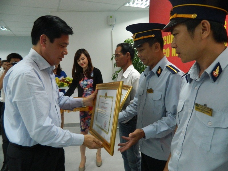 Thứ trưởng Nguyễn Ngọc Đông tặng bằng khen của Bộ trưởng GTVT cho ông Huỳnh Ngọc Hoàng và ba cán bộ, nhân viên đường sắt.
