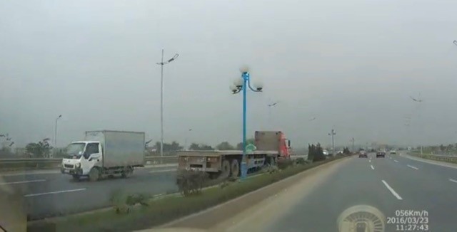 Chiếc xe container ngang nhiên chạy ngược chiều trong đoạn video ghi lại từ camera hành trình của một phương tiện khác.