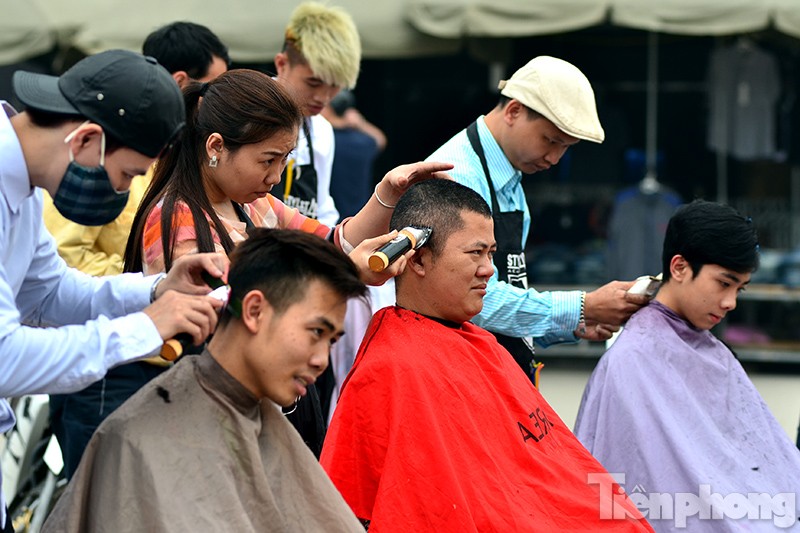 Hơn tuần nay, cứ vào buổi chiều hàng ngày, khoảng 10 thợ cắt tóc lại có mặt tại khu vực đường Tố Hữu (Vạn Phúc, Hà Đông, Hà Nội) cắt tóc miễn phí cho người dân.