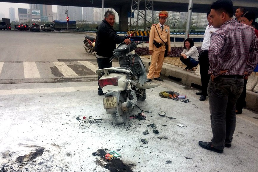 Chiếc xe máy bị hư hỏng nặng sau khi bị cháy.