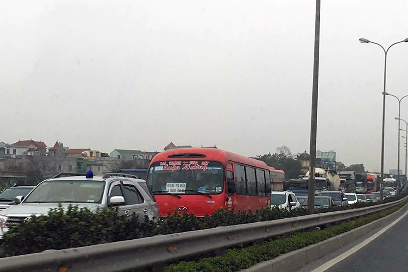 Các phương tiện ùn tắc kéo dài hàng km trên cao tốc do tai nạn. Ảnh: Nguyễn Phương Thảo.