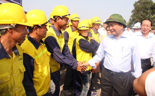 Phó Thủ tướng hỏi thăm công nhân đang thi công cầu Ghềnh mới 