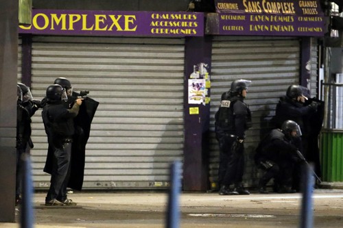 Cảnh sát phong tỏa Saint-Denis để săn lùng khủng bố ngày 18/11.