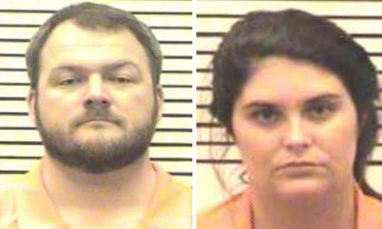 Hai vợ chồng nhà Parker bị buộc tội có quan hệ tình dục với hai học sinh khác nhau.