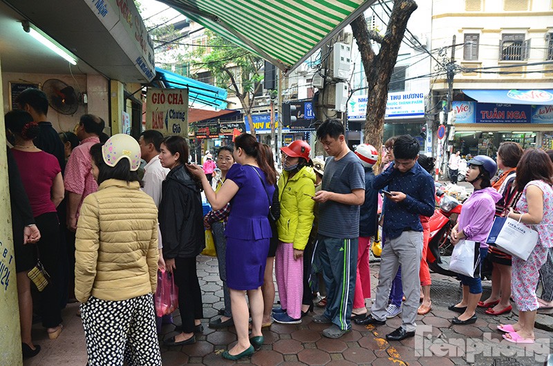 Xếp hàng dài trên vỉa hè chờ mua bánh trôi bánh chay trong ngày Tết Hàn thực.
