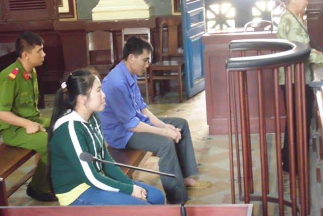 Hai bị cáo tại tòa ngày 12/4. Ảnh: Tân Châu