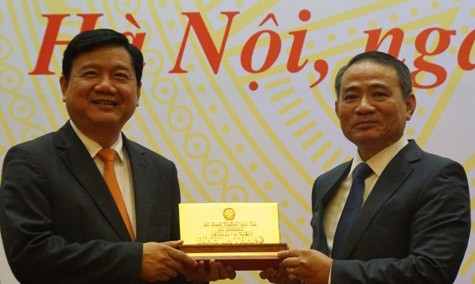 Bí thư Thành ủy TP.HCM, nguyên Bộ trưởng GTVT Đinh La Thăng và tân Bộ trưởng GTVT Trương Quang Nghĩa.