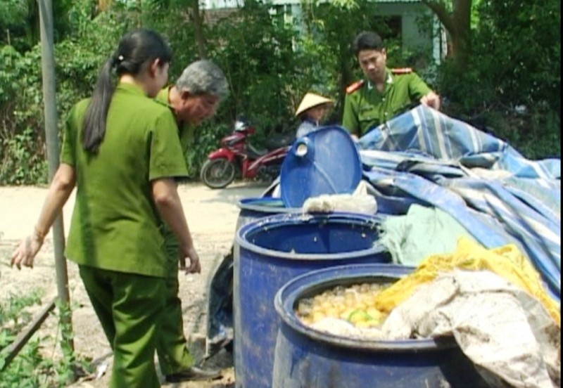 Măng không rõ nguồn gốc được chứa trong các thùng nhựa cáu bẩn, bên ngoài dính đầy bùn đất mất vệ sinh.
