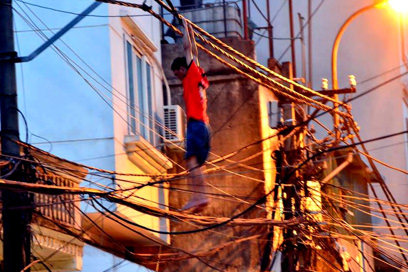 Nam thanh niên "dạo chơi" trên đường dây điện.