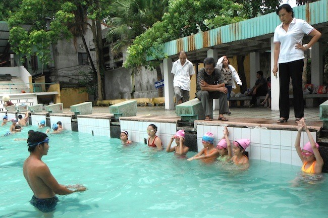 Dạy bơi miễ phí cho trẻ em ở Hà Nội. 