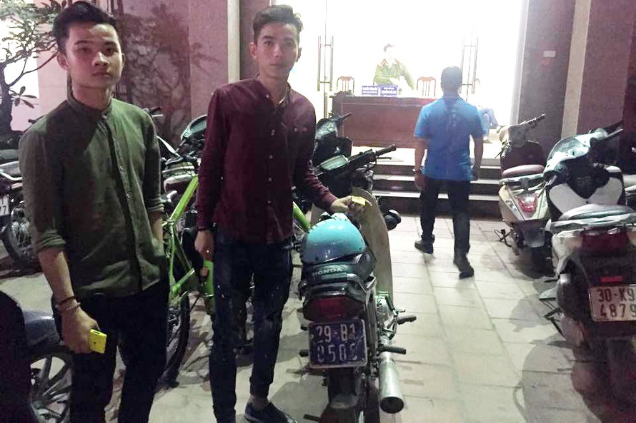 Hai thanh niên và chiếc xe máy.