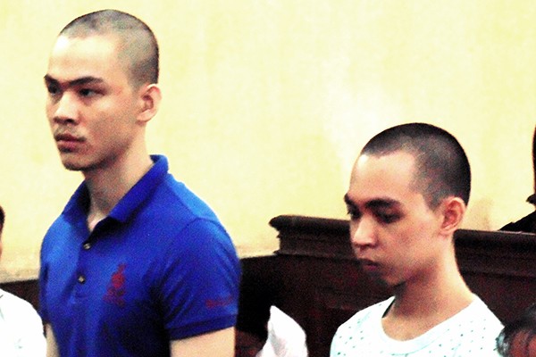 Hai bị cáo Tới (áo xanh) và Linh tại phiên tòa ngày 26/4. Ảnh: Tân Châu.