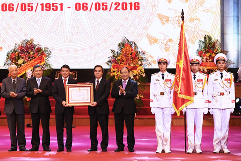 Thay mặt lãnh đạo Đảng, Nhà nước, Thủ tướng Nguyễn Xuân Phúc trao Huân chương Hồ Chí Minh cho Ngân hàng Nhà nước. 