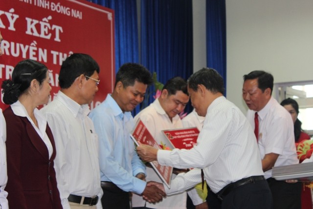 Agribank Đồng Nai trao tiền xây dựng nhà tình thương cho đồng bào nghèo chiều 26/4.