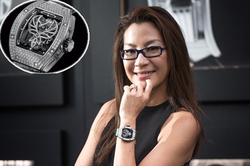 Dương Tử Quỳnh sử dụng mẫu RM 051 Phoenix-Michelle của Richard Mille phiên bản giới hạn. Sản phẩm được đính kim cương cả ở vỏ và bên trong. Giá của chiếc RM 051 Phoenix mà Dương Tử Quỳnh sở hữu lên đến 900.000 USD (khoảng 20 tỷ đồng) và chỉ có 18 chiếc đư