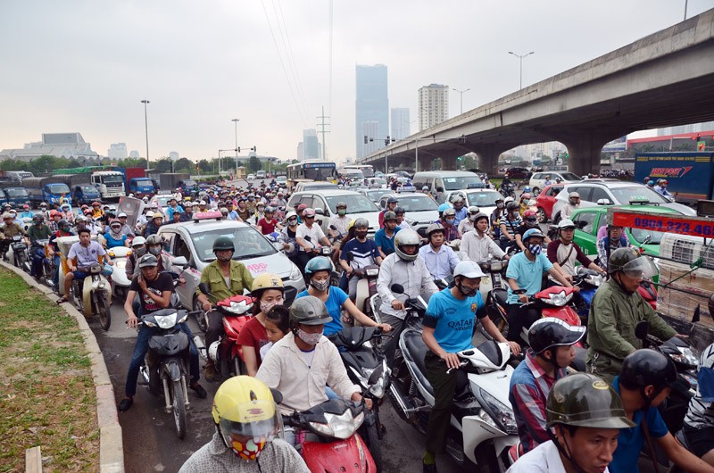 Vào giờ tan tầm chiều 29/4, hàng loạt tuyến đường tại thủ đô Hà Nội rơi vào cảnh ùn tắc kéo dài.